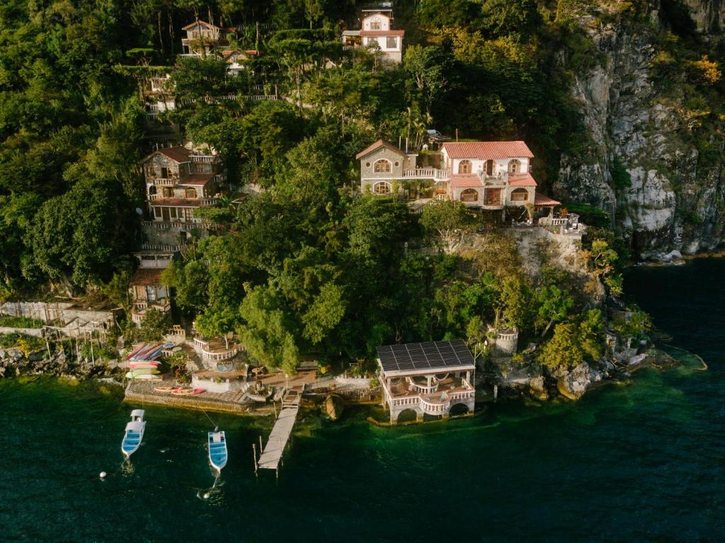 Santa Cruz village